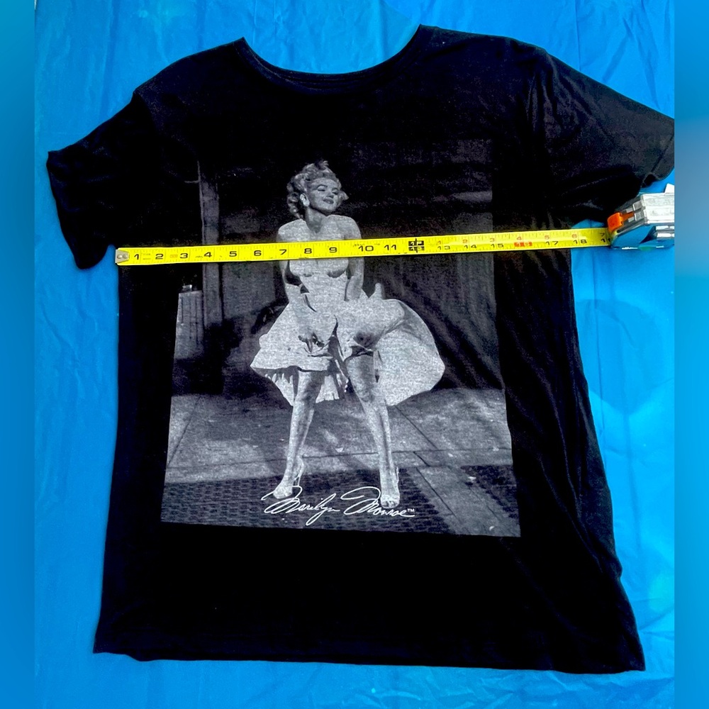 Marylin Monroe Classic Black T-Shirt size S Juniors - Picture 2 of 8